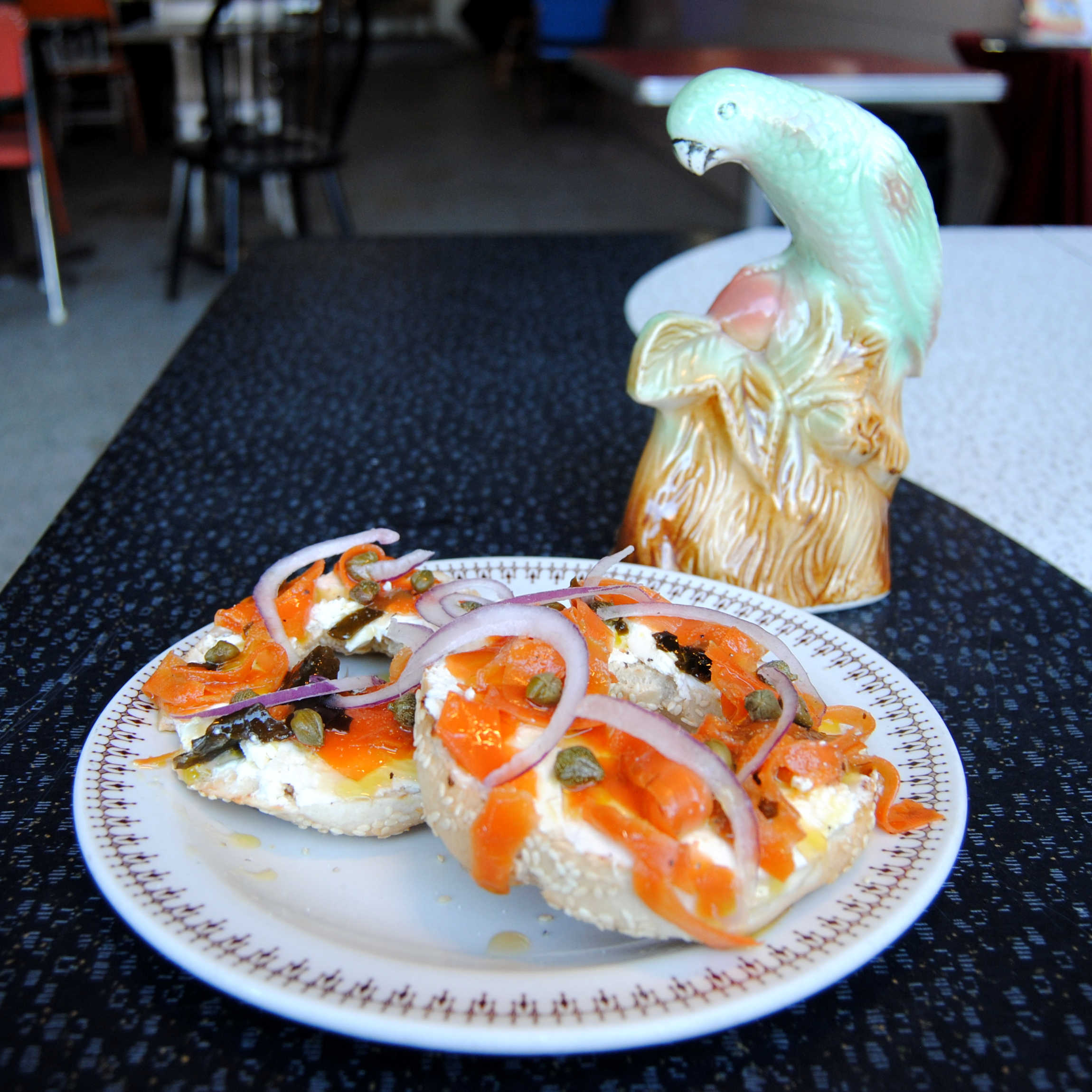 un bagel au fauxmon avec une mini-salade d'été